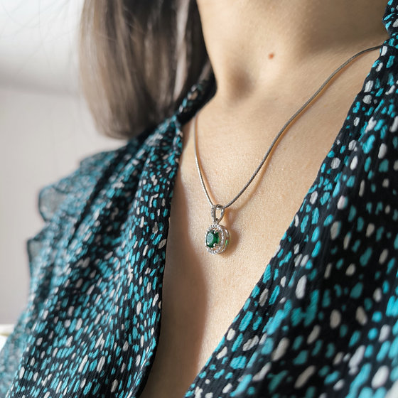 Silver pendant with 0.9ct nano emerald