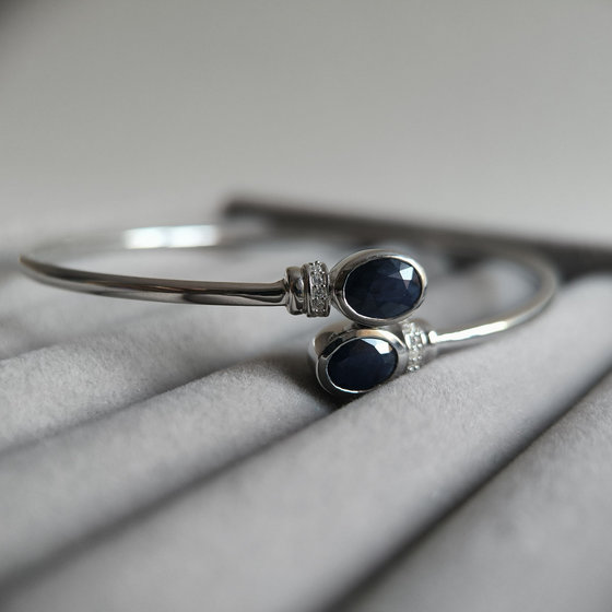 Silver bracelet with 3.171ct sapphire and cubic zirconia