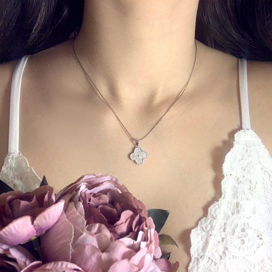 Silver pendant with phianites