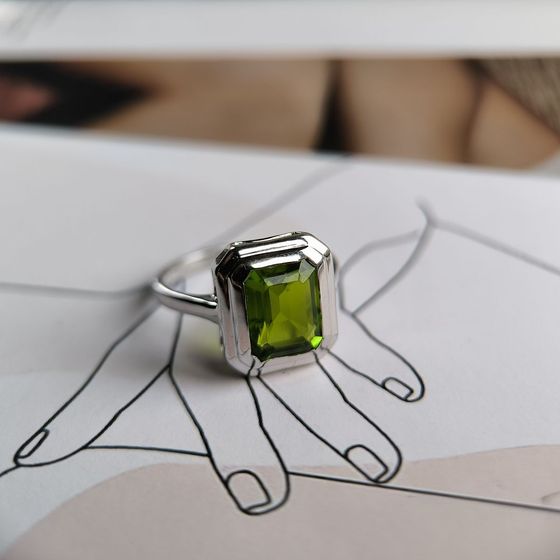 Серебряное кольцо с хризолітом 2.85ct