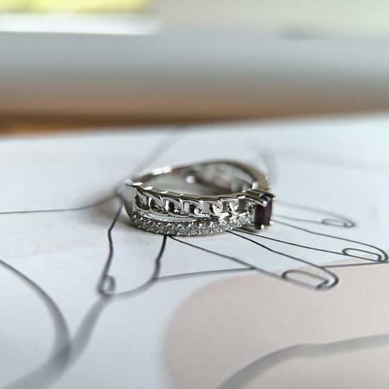 Срібна каблучка з гранатом 0.643ct, фіанітами