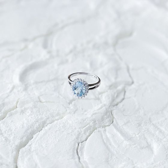 Срібна каблучка з топазом 3,265 карата та фіанітами