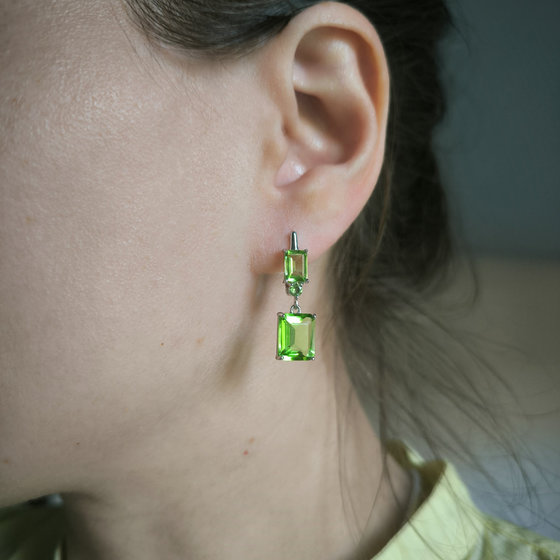 Silver earrings with a 7.54-carat chrysolite