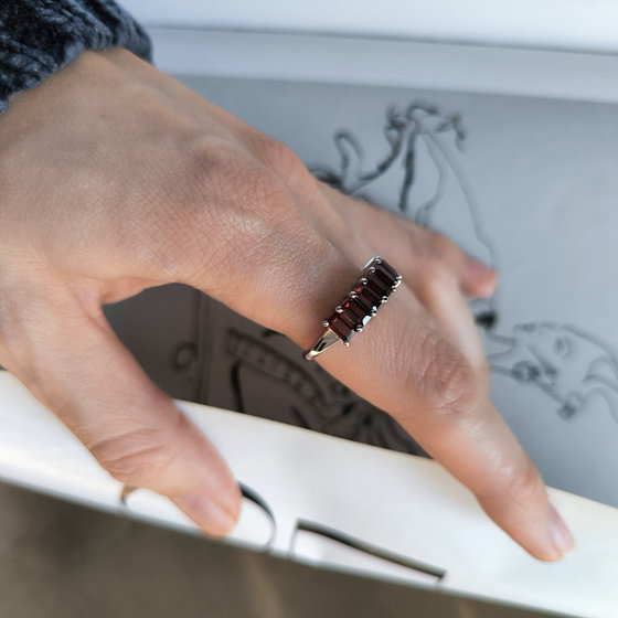 Срібне кільце з гранатом 3,283 карата