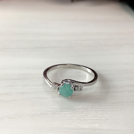 Срібна каблучка зі смарагдом 0,547 карата
