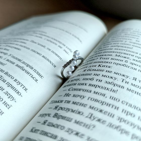 Серебряное кольцо с жемчугом, фианитами