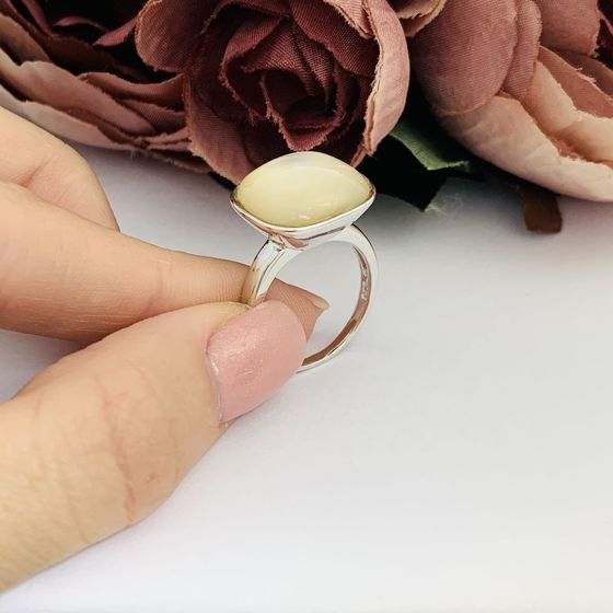 Silver ring with mother-of-pearl