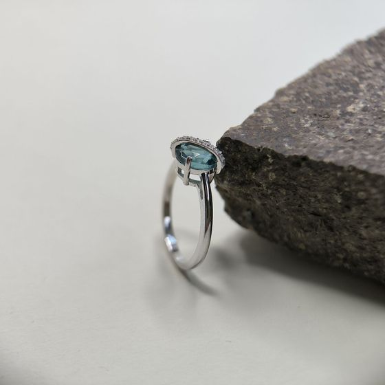 Серебряное кольцо с топазом Лондон Блю 1.841ct, фианитами