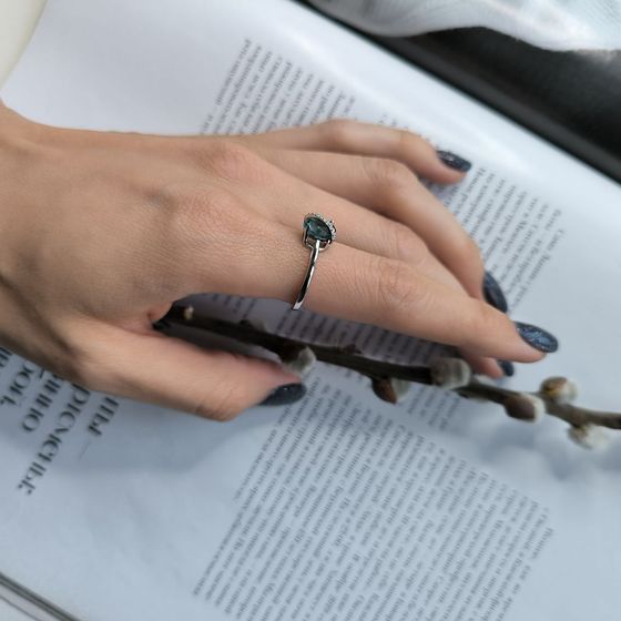 Серебряное кольцо с топазом Лондон Блю 1.841ct, фианитами