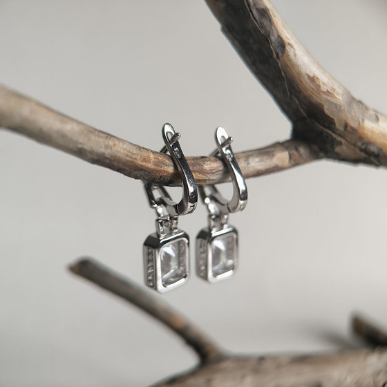 Срібні сережки з фіанітами