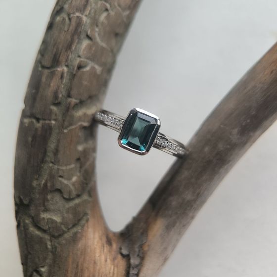 Серебряное кольцо с топазом Лондон Блю 1.053ct