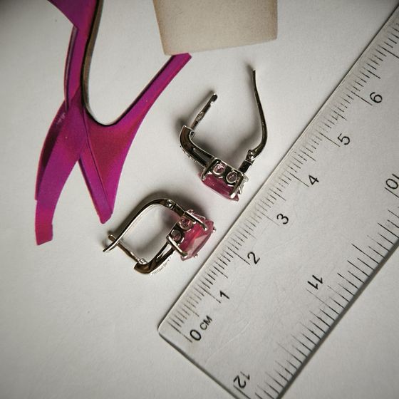 Срібні сережки з рубіном