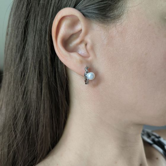 Silver earrings with pearls