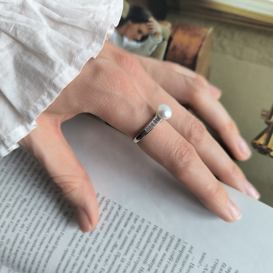 Серебряное кольцо с жемчугом, фианитами