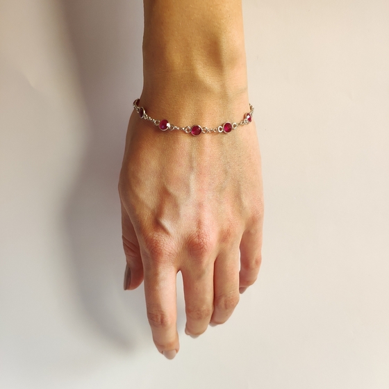 Silver bracelet with a 7.116-carat ruby