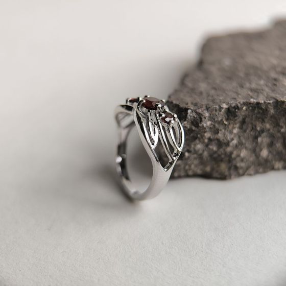 Срібна каблучка з гранатом 0.883ct