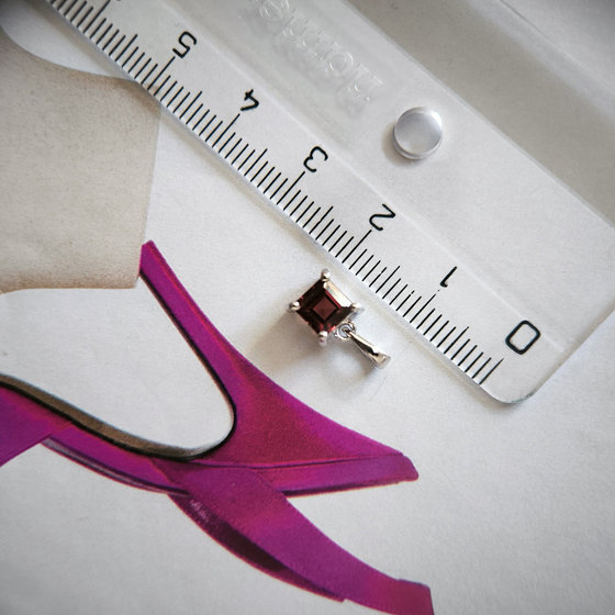 Silver pendant with 0.85ct garnet