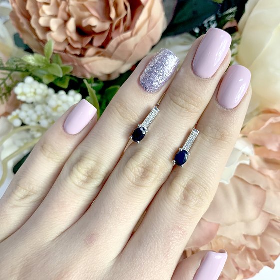 Silver earrings with a 1.188-carat sapphire
