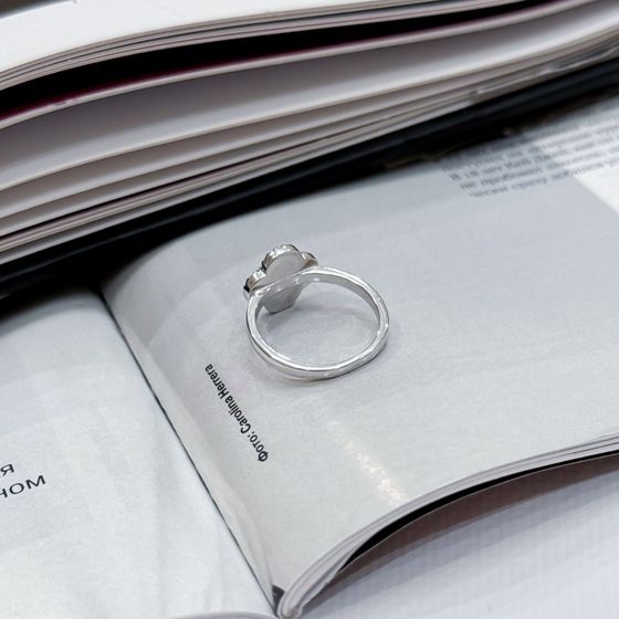 Срібна каблучка з малахітом, фіанітами