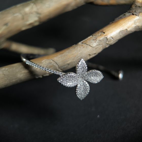 Silver bracelet with phianites