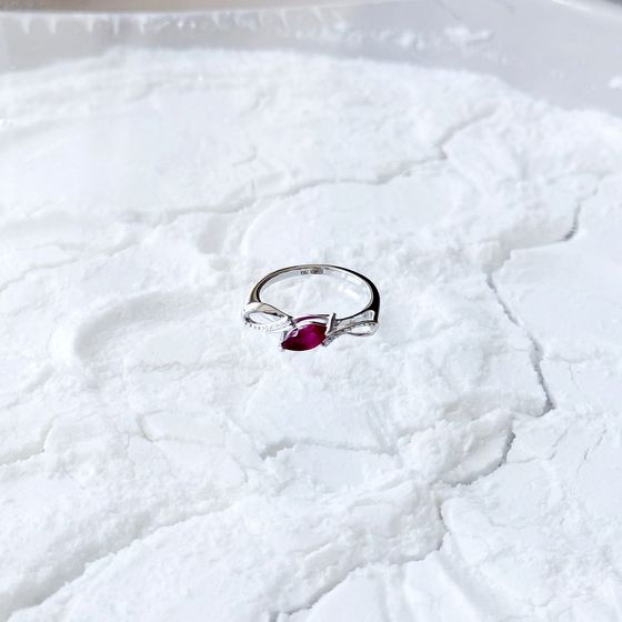 Sterling silver ring with 0.912ct ruby, fianites