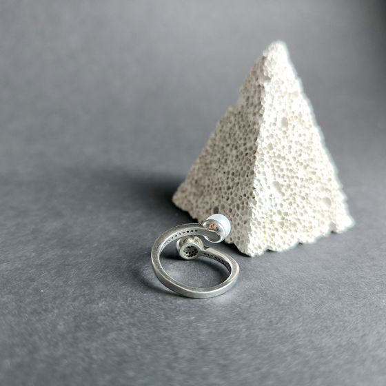 Срібна каблучка з перлами, фіанітами