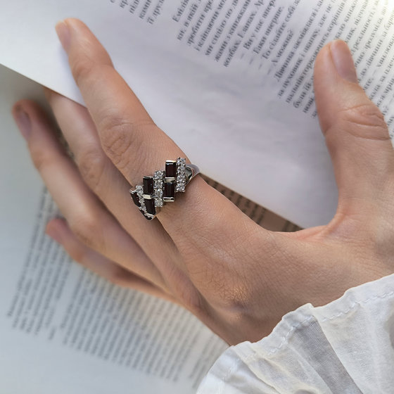 Срібна каблучка з гранатом 5.692ct