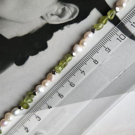 Срібне кольє з перлами бароковими, хризолітом