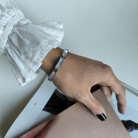 Silver bracelet with mother-of-pearl