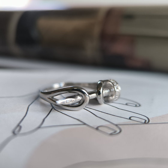 Срібне кільце з фіанітами