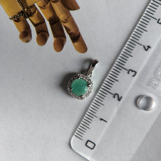 Срібна підвіска із смарагдом 0,666 карата