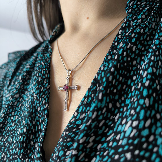 Срібний хрестик з рубіном 1,53 карата, фіанітами