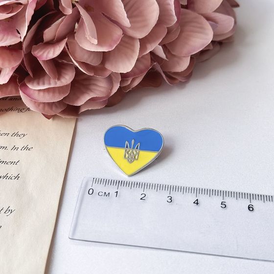 Срібна брошка з емаллю