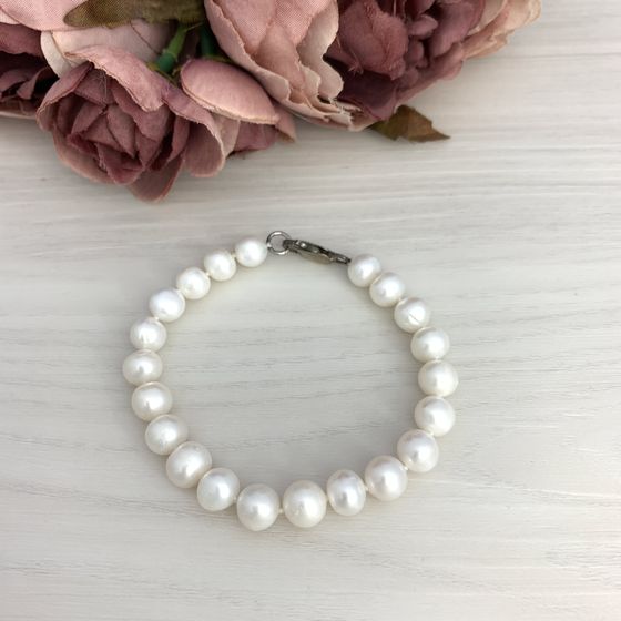 Silver bracelet with pearls