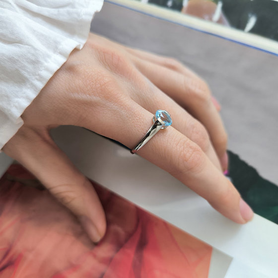 Срібне кільце з топазом 1,442 карата