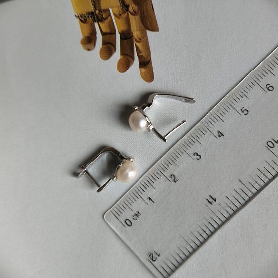 Silver earrings with pearls