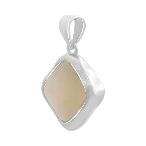 Silver pendant with mother-of-pearl