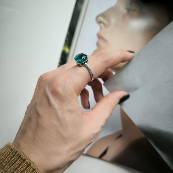 Срібна каблучка з фіанітами