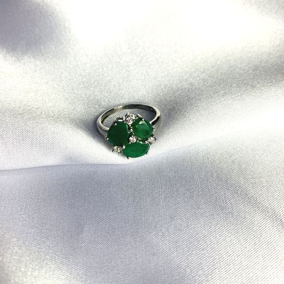 Silver ring with a 3.236-carat emerald
