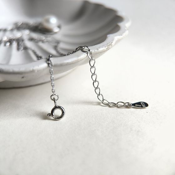Silver necklace with pearls