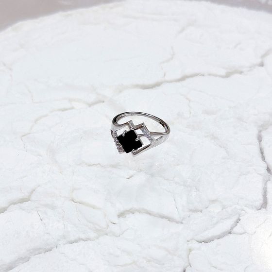 Срібна каблучка з сапфіром 2.13ct, фіанітами