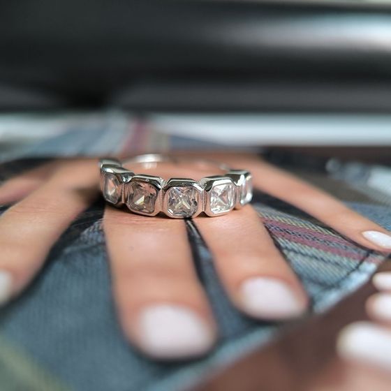 Срібна каблучка з фіанітами