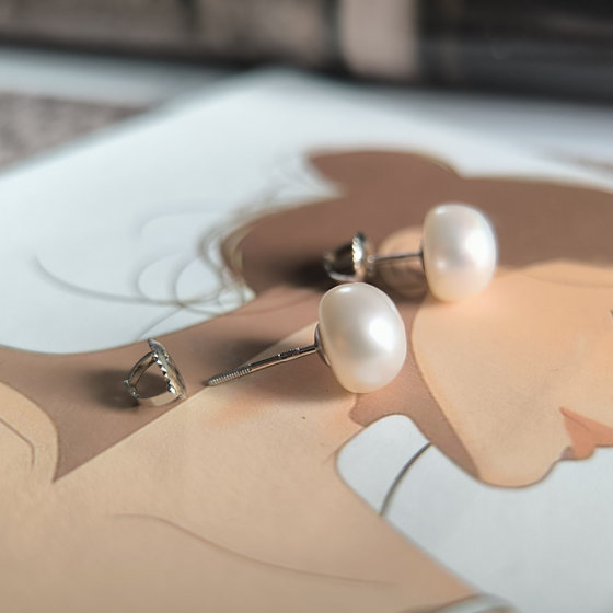 Silver earrings with pearls