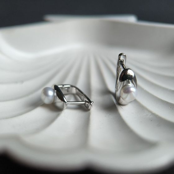 Silver earrings with pearls