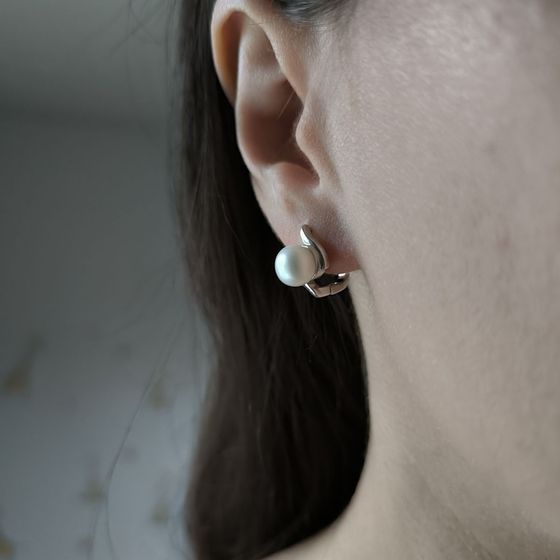 Silver earrings with pearls
