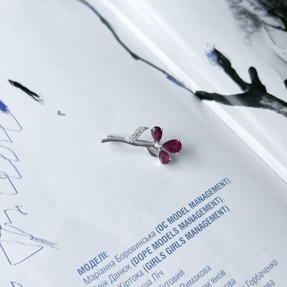 Серебряная брошка с рубином 2.315ct