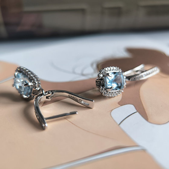 Срібна каблучка з топазом 2.284ct, фіанітами