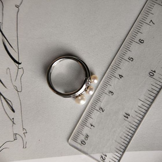 Silver ring with pearls