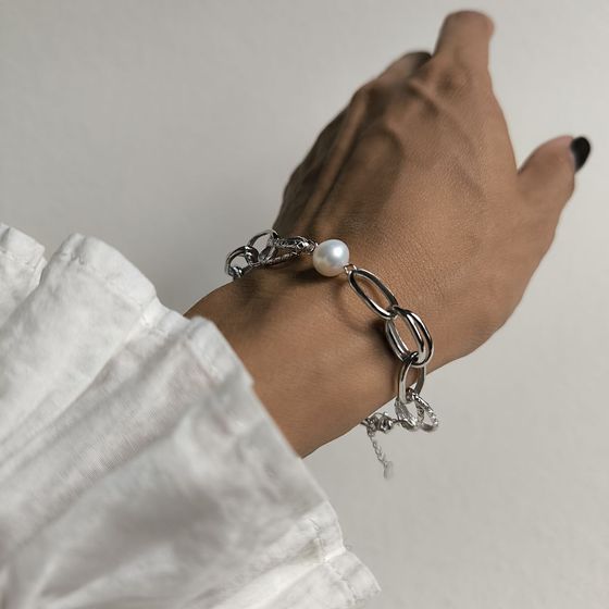 Silver bracelet with pearls