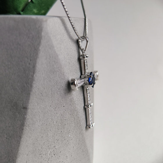 Серебряный крестик с сапфиром nano 1.095ct, фианитами